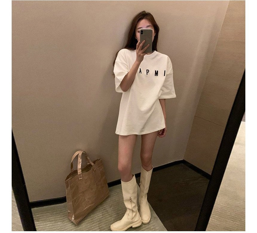 베이지·카키 톤 셔츠와 원피스 전신 코디 사진