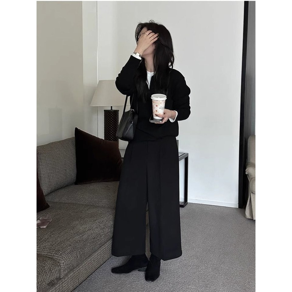 블랙·화이트 톤 셔츠와 와이드팬츠 전신 코디 사진