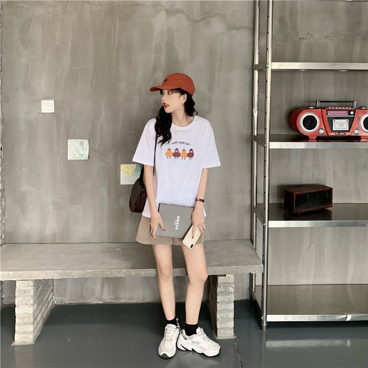 화이트·블랙 톤 셔츠와 미니스커트 전신 코디 사진
