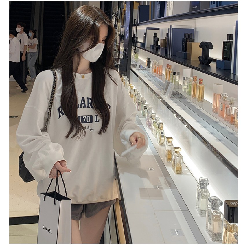 그레이·브라운 톤 맨투맨과 미니스커트 전신 코디 사진