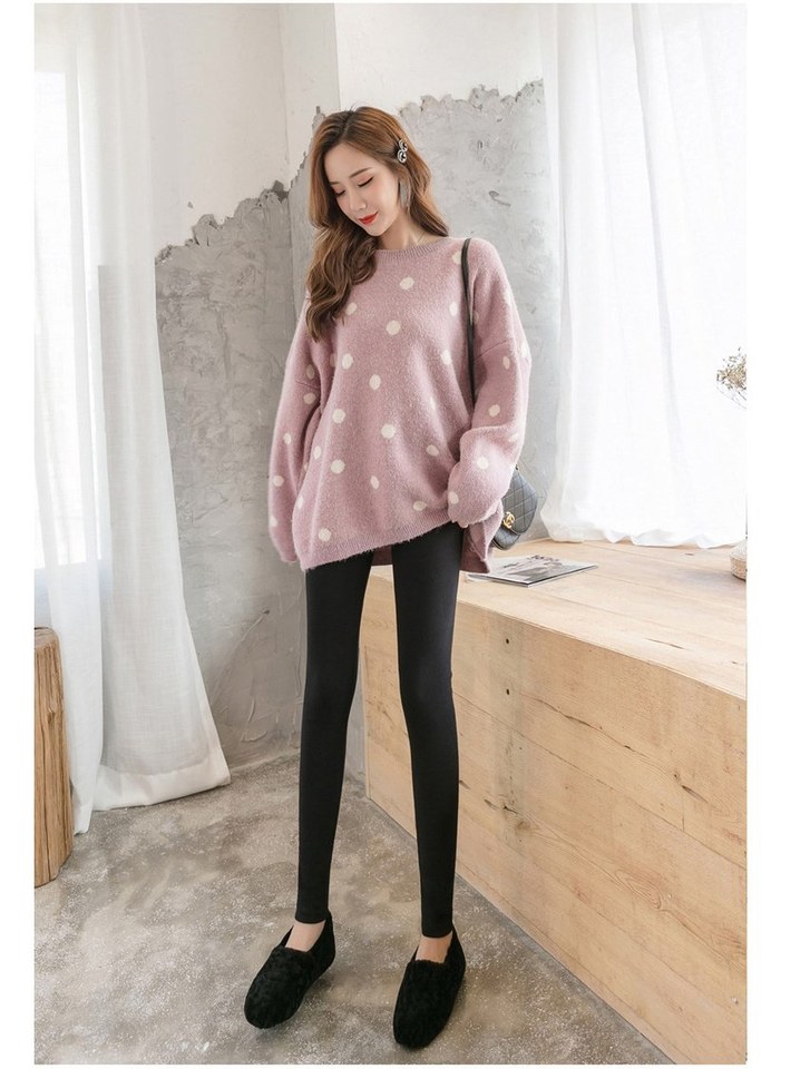 베이지·그레이 톤 레깅스와 니트 전신 코디 사진