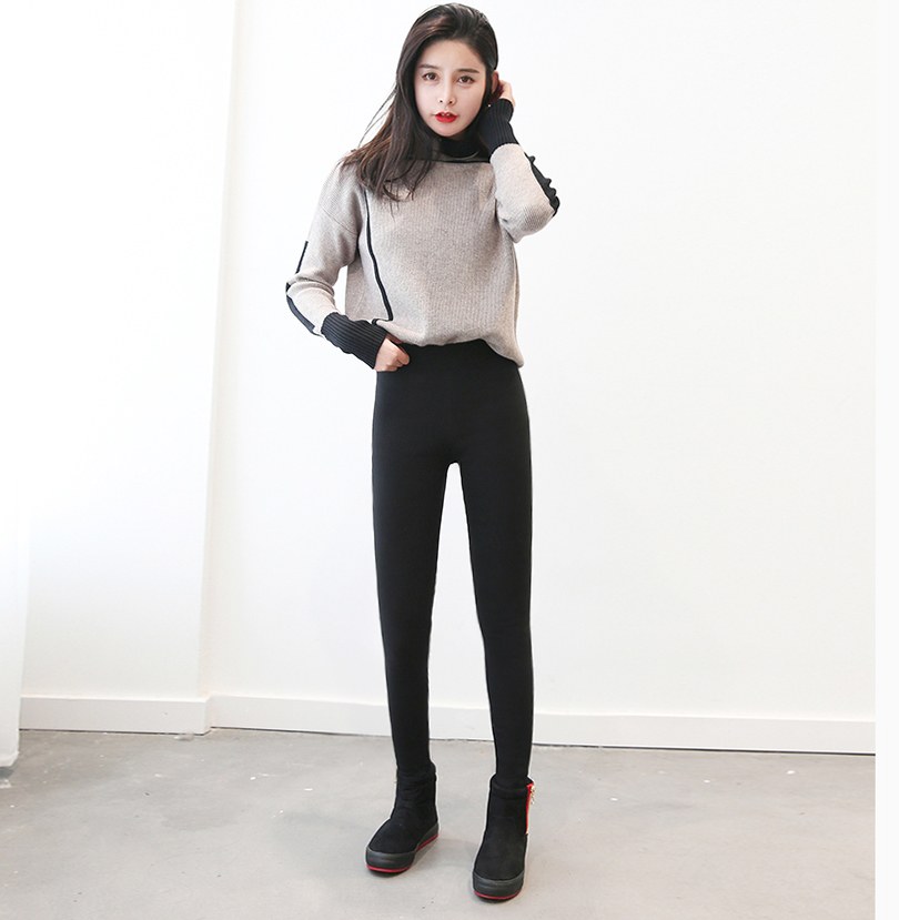 베이지·차콜 톤 레깅스와 니트 전신 코디 사진