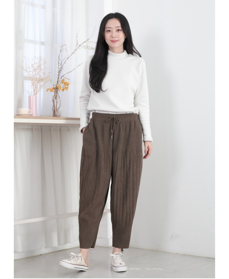 차콜·블랙 톤 와이드팬츠와 긴팔티 전신 코디 사진