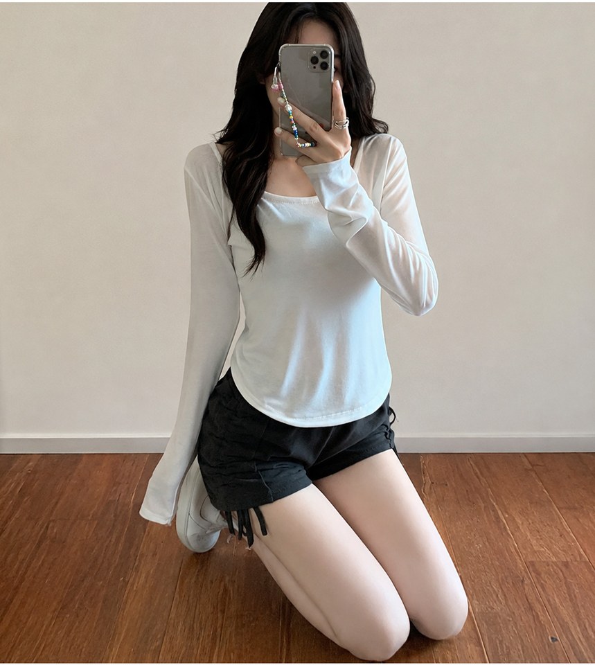 블랙·그레이 톤 셔츠와 반바지 전신 코디 사진