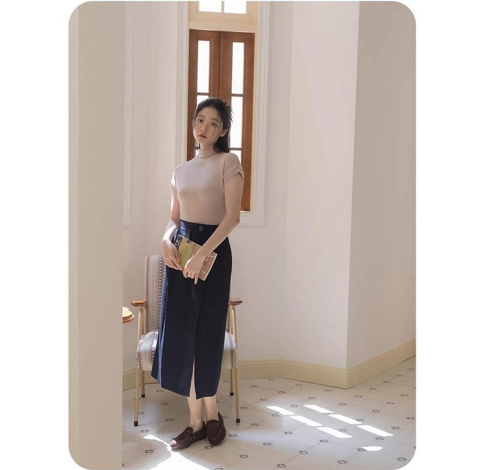 그레이·브라운 톤 셔츠와 롱스커트 전신 코디 사진