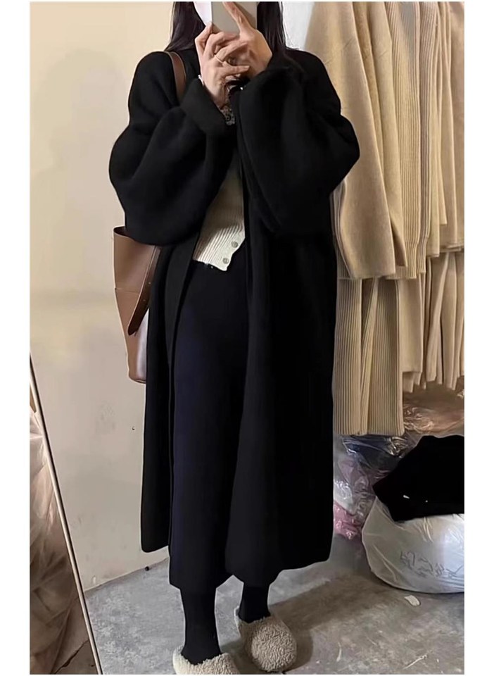 차콜·아이보리 톤 가디건과 코트 전신 코디 사진