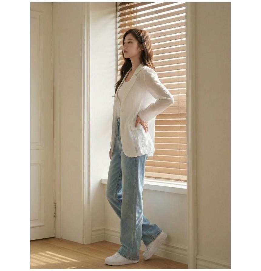 화이트·카멜 톤 재킷과 청바지 전신 코디 사진