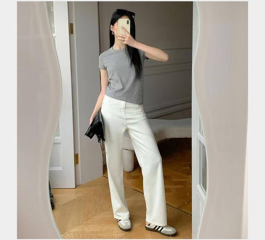 베이지·블랙 톤 셔츠와 와이드팬츠 전신 코디 사진