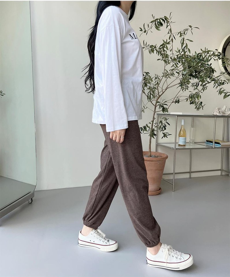 화이트·차콜 톤 트레이닝팬츠와 긴팔티 전신 코디 사진