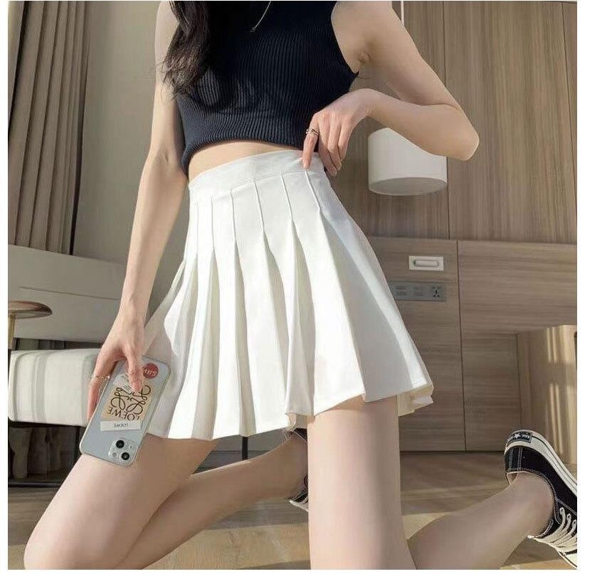 블랙·차콜 톤 미디스커트와 나시 전신 코디 사진