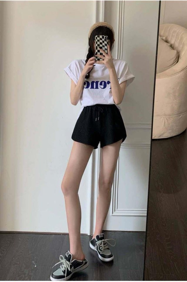 스카이블루·그레이 톤 반바지와 반팔티 전신 코디 사진