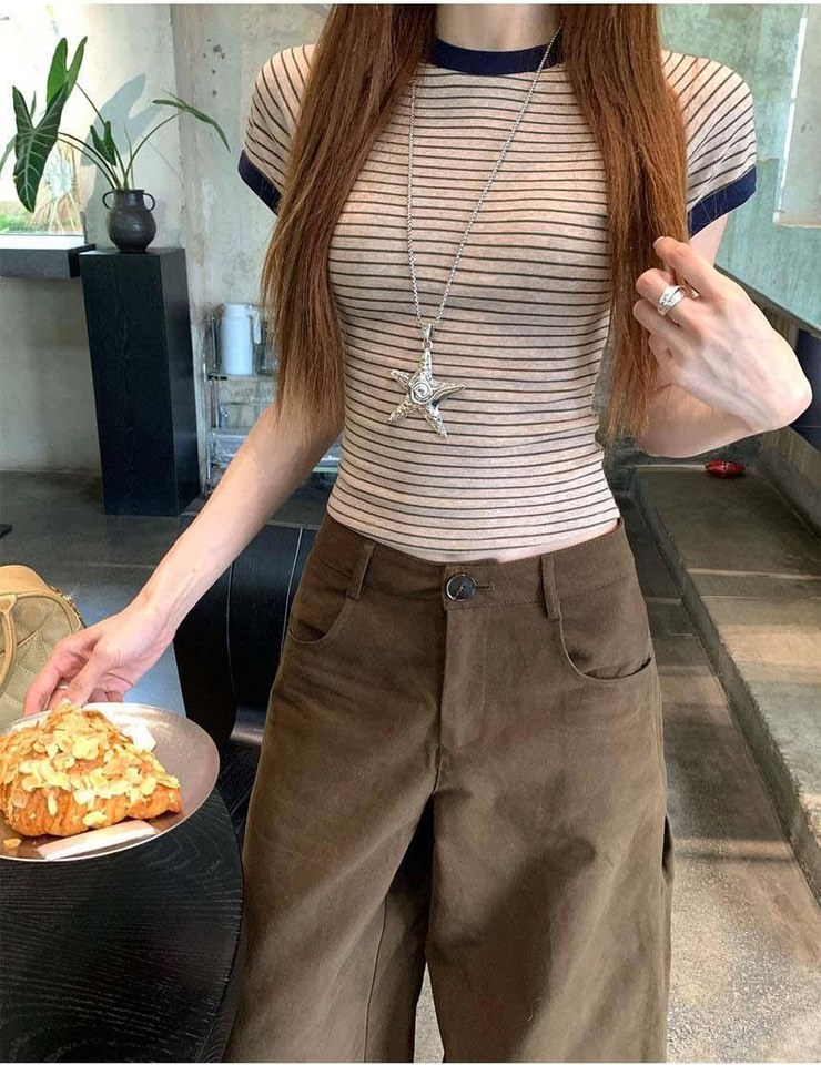 브라운·베이지 톤 셔츠와 반바지 전신 코디 사진