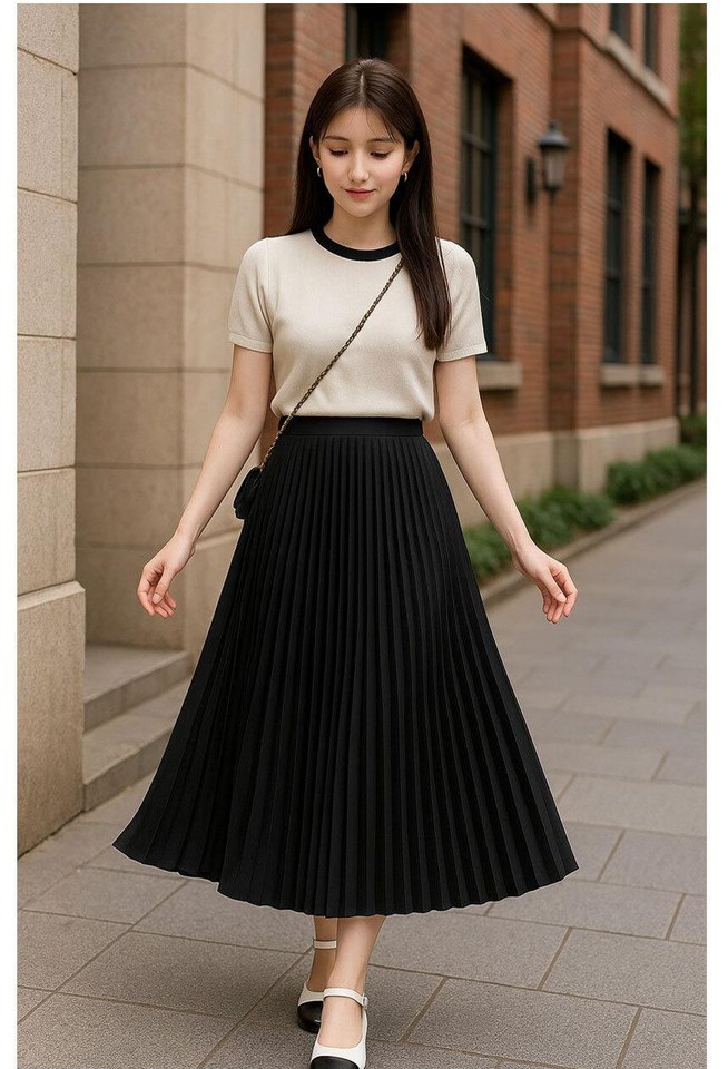 아이보리·베이지 톤 스커트와 반팔티 전신 코디 사진