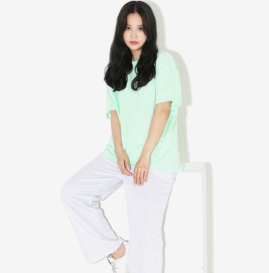 베이지·블랙 톤 와이드팬츠와 반팔티 전신 코디 사진