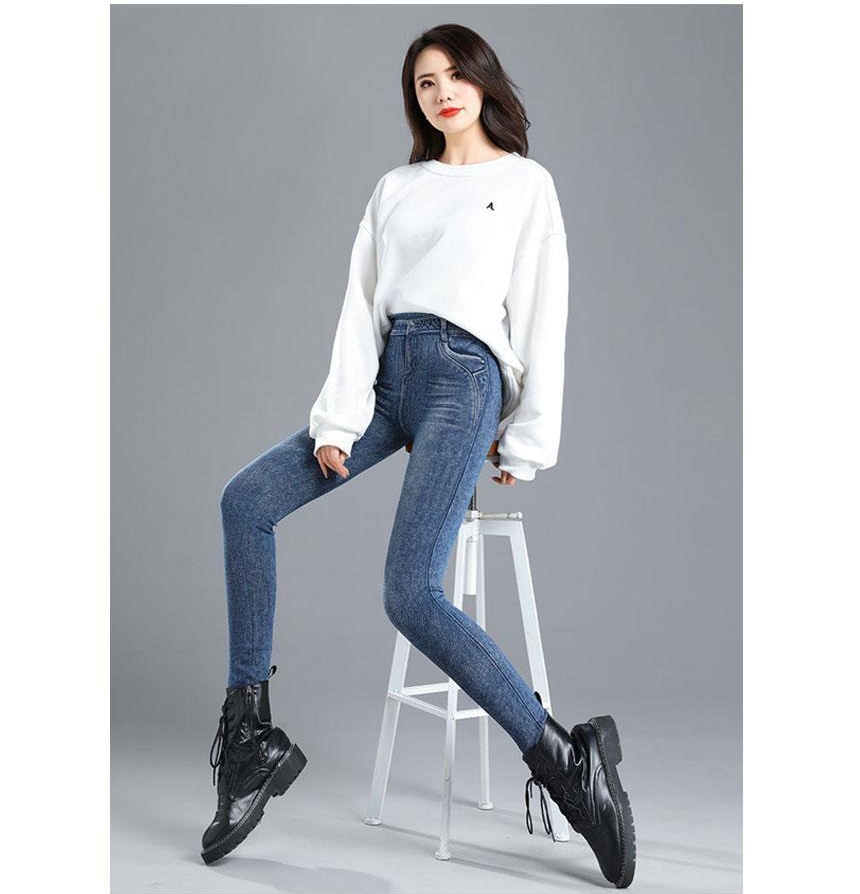 화이트·차콜 톤 청바지와 긴팔티 전신 코디 사진