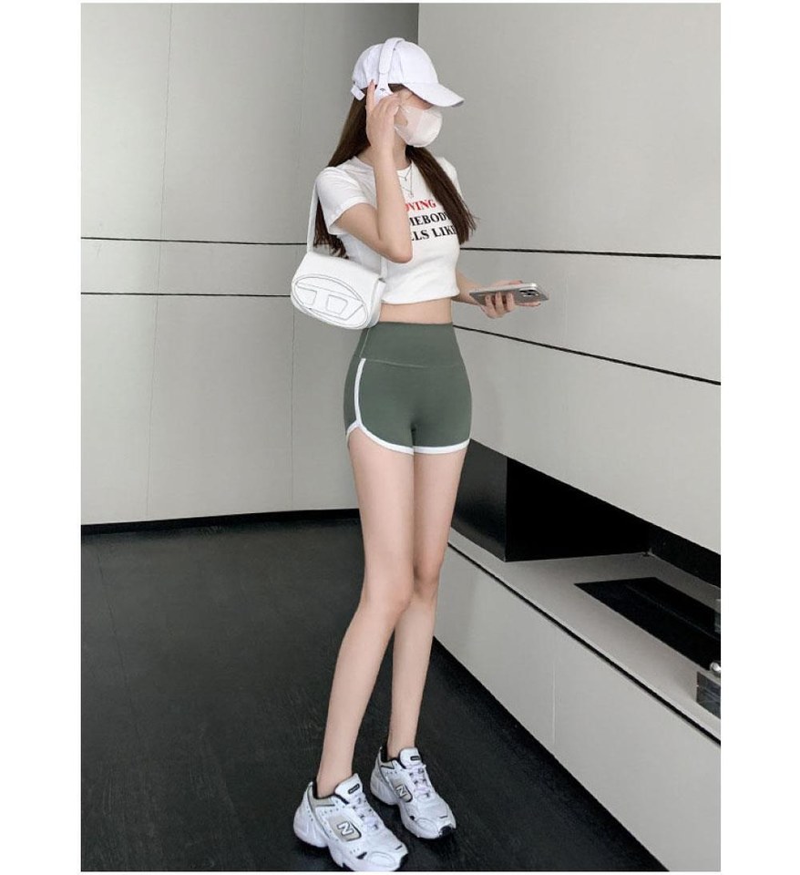 화이트·베이지 톤 레깅스와 반팔티 전신 코디 사진