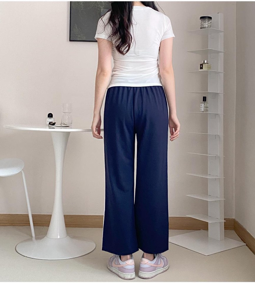 화이트·네이비 톤 반바지와 반팔티 전신 코디 사진