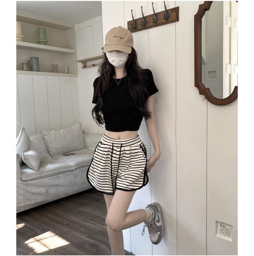 블랙·베이지 톤 반바지와 반팔티 전신 코디 사진