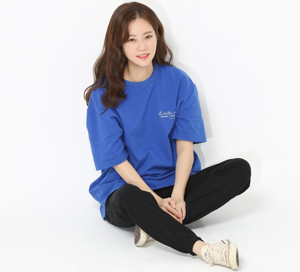 차콜·블랙 톤 트레이닝팬츠와 반팔티 전신 코디 사진