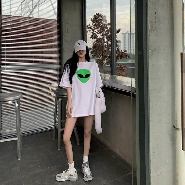 그레이·화이트 톤 셔츠와 미니스커트 전신 코디 사진
