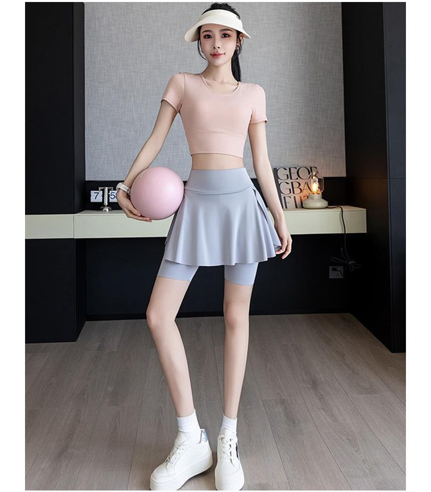 아이보리·그레이 톤 미니스커트와 반팔티 전신 코디 사진