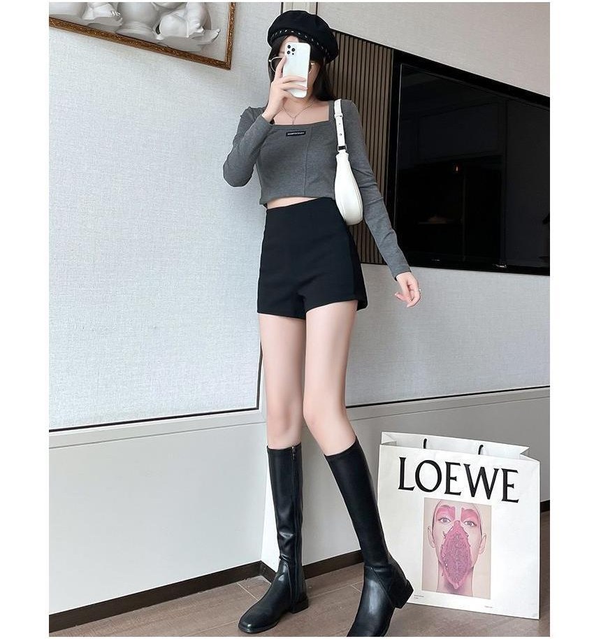 블랙·차콜 톤 반바지와 긴팔티 전신 코디 사진