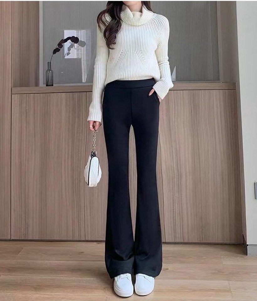 화이트·블랙 톤 슬랙스와 니트 전신 코디 사진