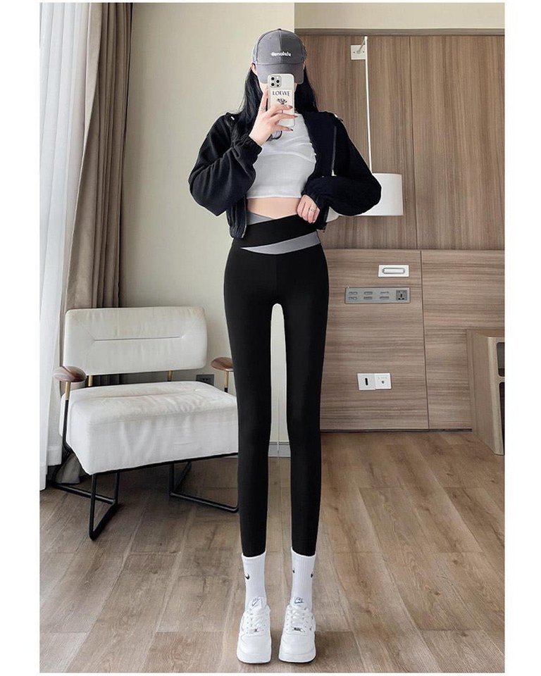 아이보리·블랙 톤 레깅스와 나시 전신 코디 사진