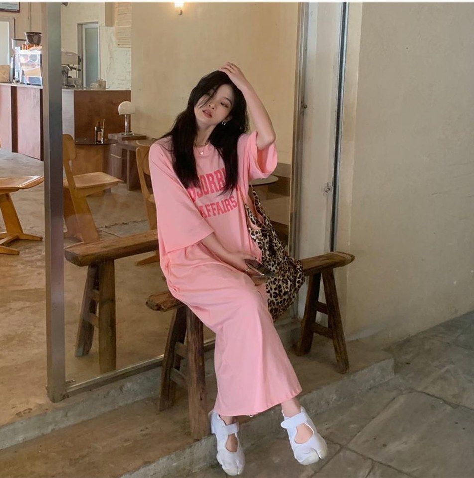 핑크·브라운 톤 롱원피스와 반팔티 전신 코디 사진