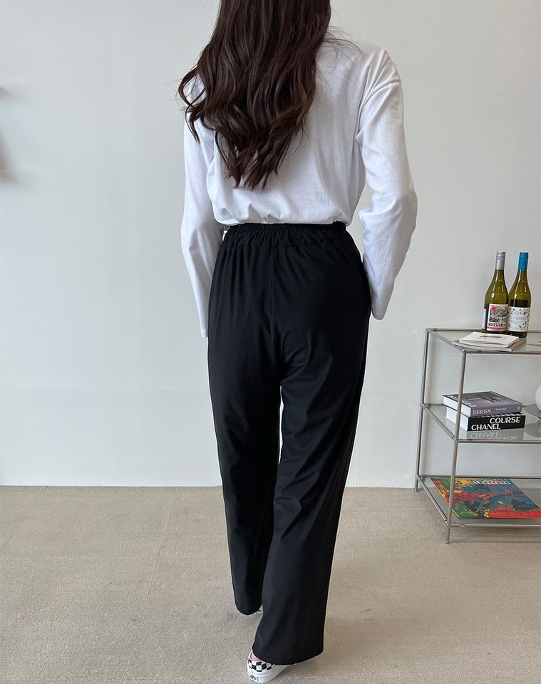 블랙·그레이 톤 슬랙스와 긴팔티 전신 코디 사진