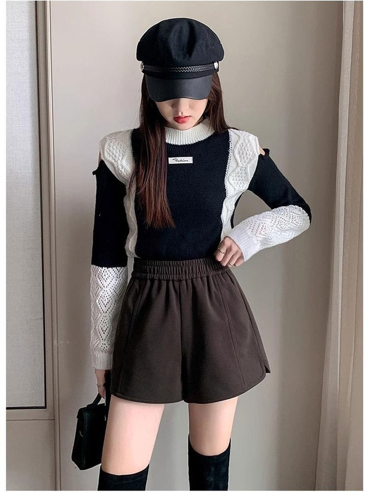 차콜·블랙 톤 반바지와 가디건 전신 코디 사진