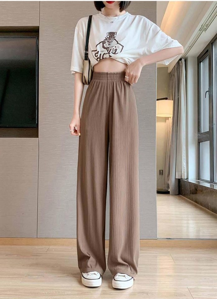 화이트·베이지 톤 청바지와 반팔티 전신 코디 사진