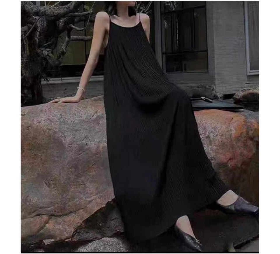 블랙·그레이 톤 원피스 전신 코디 사진