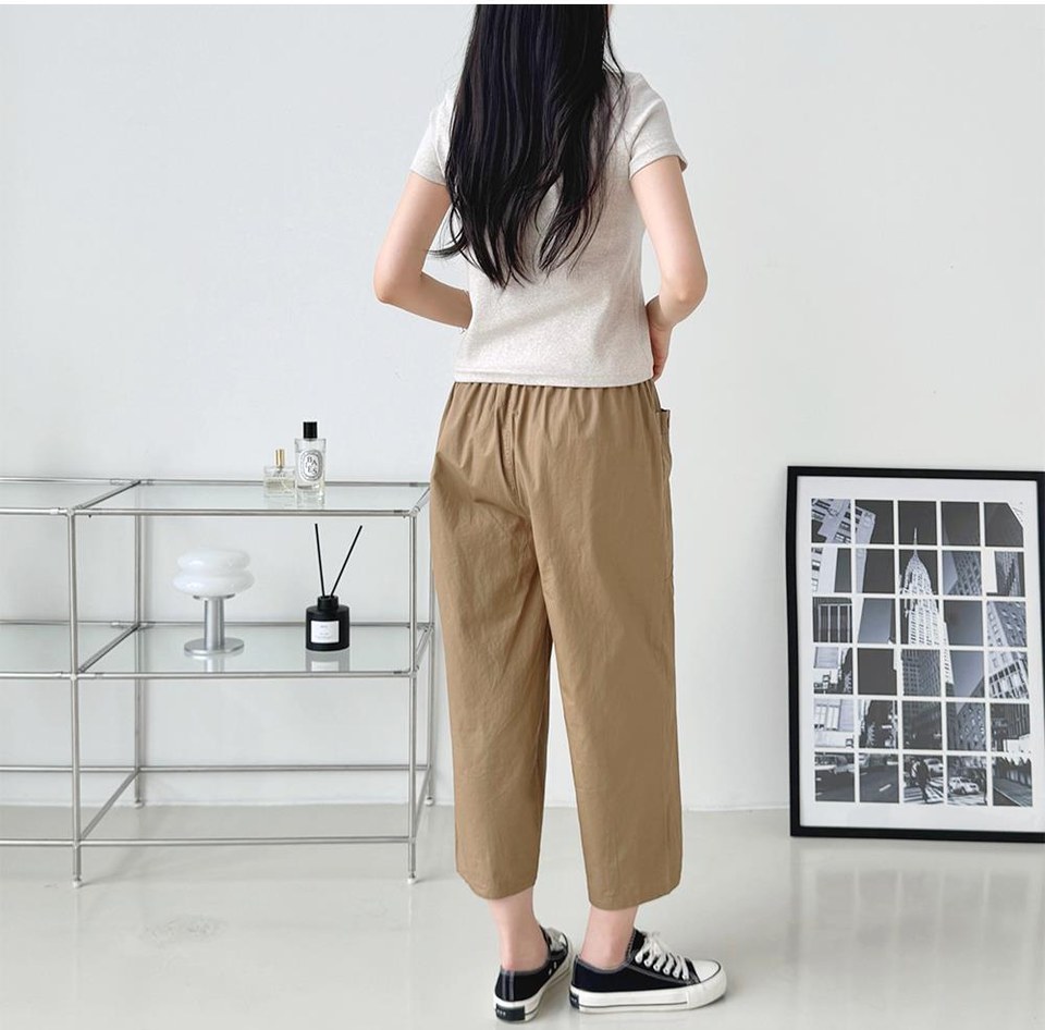 블랙·그레이 톤 반바지와 반팔티 전신 코디 사진