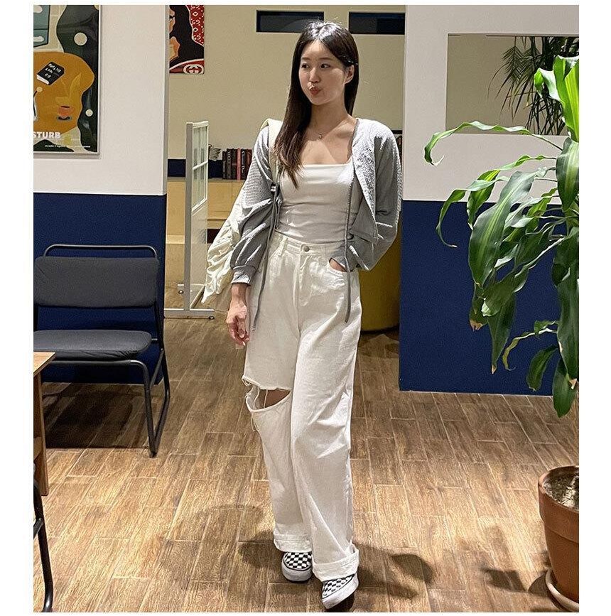 아이보리·그레이 톤 가디건과 재킷 전신 코디 사진