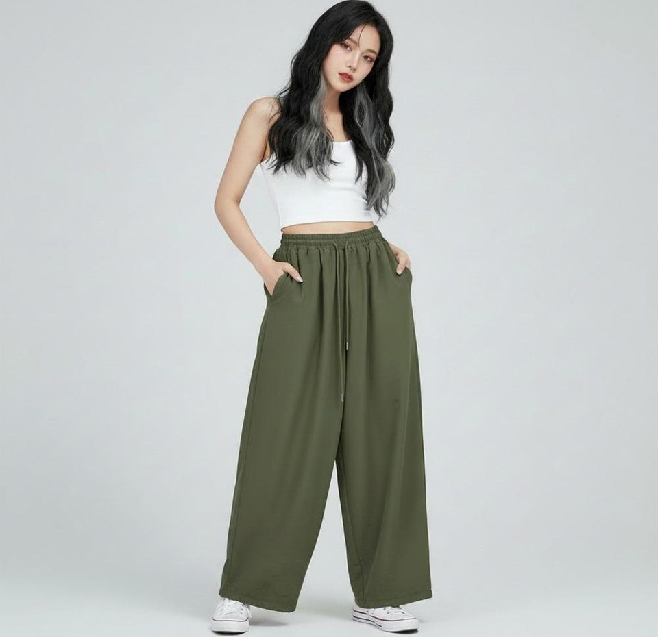 화이트·카키 톤 청바지와 나시 전신 코디 사진