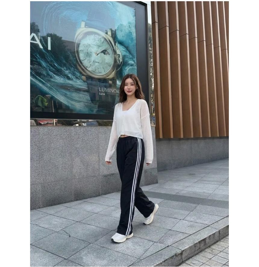 블랙·화이트 톤 가디건과 트레이닝팬츠 전신 코디 사진