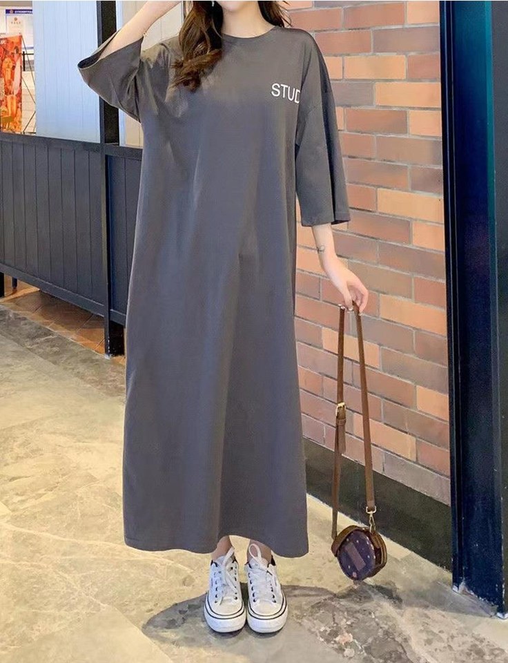 차콜·그레이 톤 원피스 전신 코디 사진