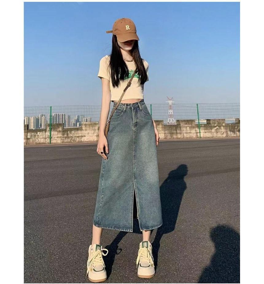 베이지·블랙 톤 미니스커트와 반팔티 전신 코디 사진
