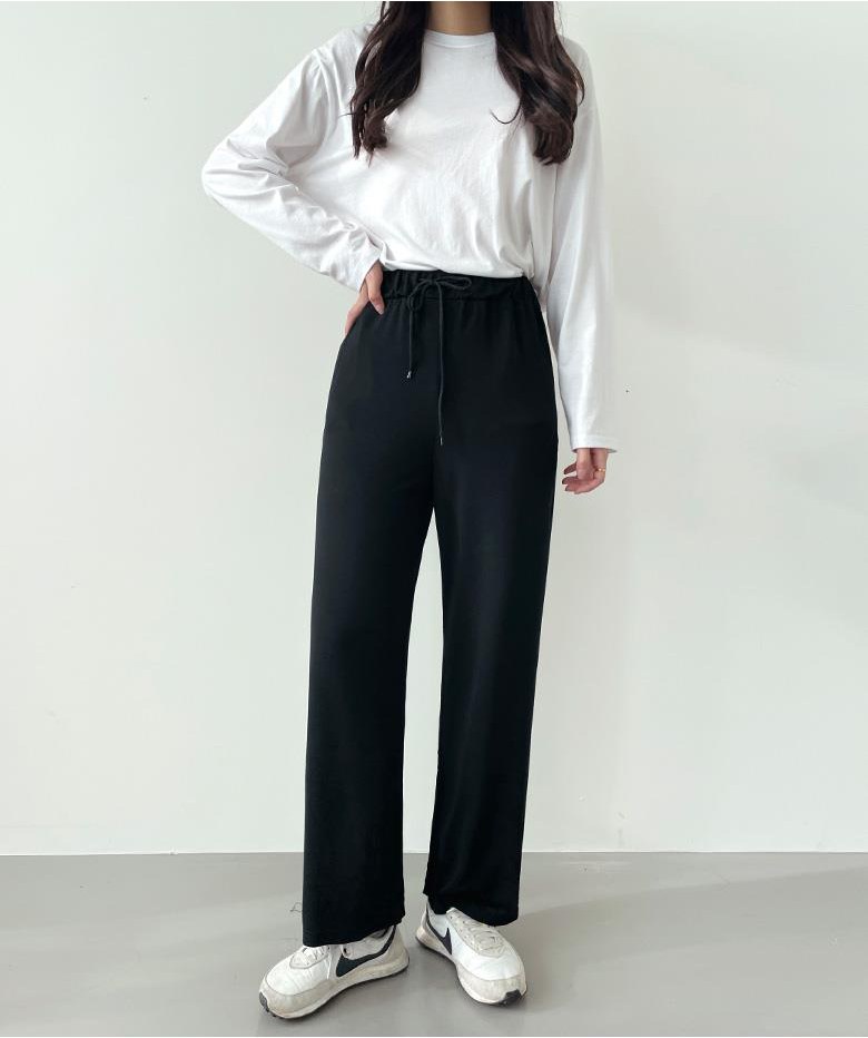 블랙·그레이 톤 트레이닝팬츠와 긴팔티 전신 코디 사진