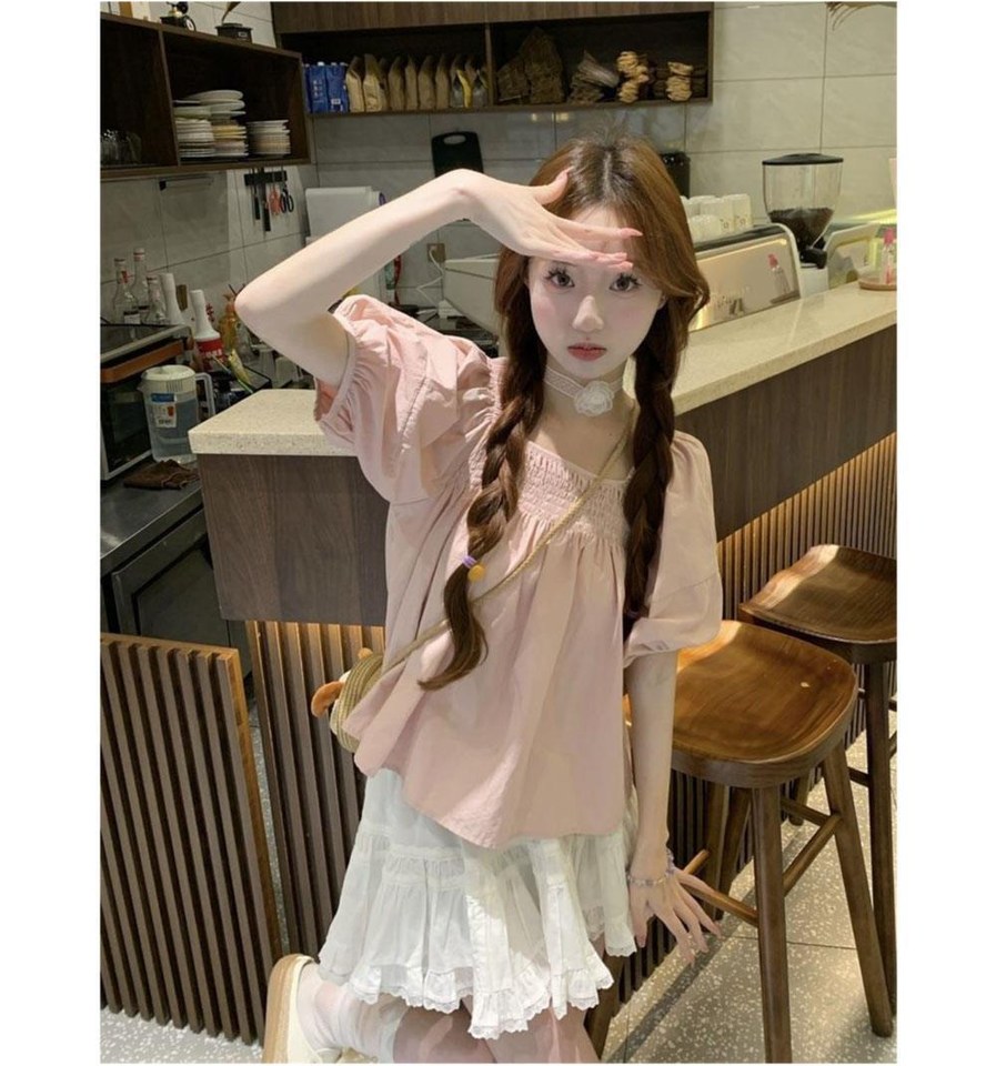 그레이·베이지 톤 셔츠와 미니스커트 전신 코디 사진