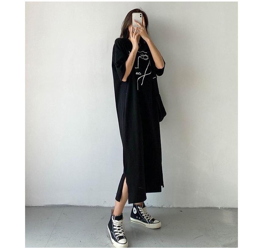 블랙·그레이 톤 원피스 전신 코디 사진