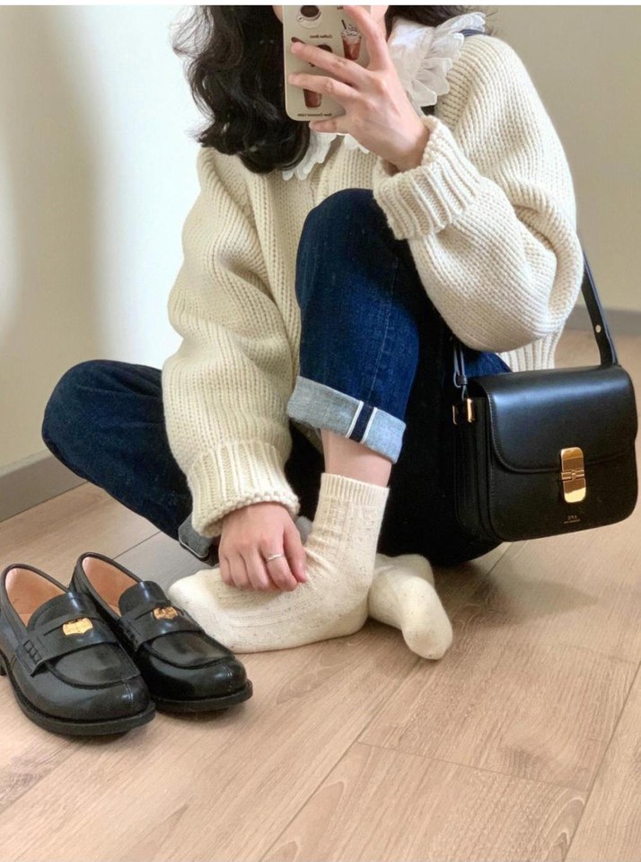 블랙·아이보리 톤 가디건과 니트 전신 코디 사진