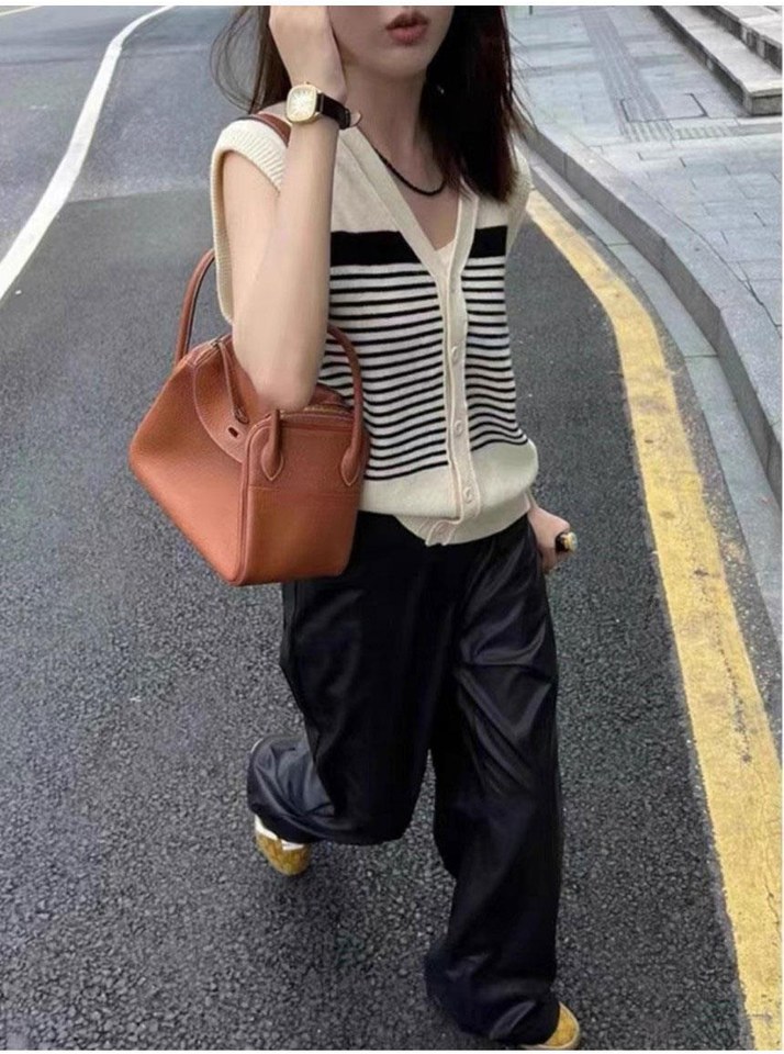 베이지·브라운 톤 베스트와 나시 전신 코디 사진