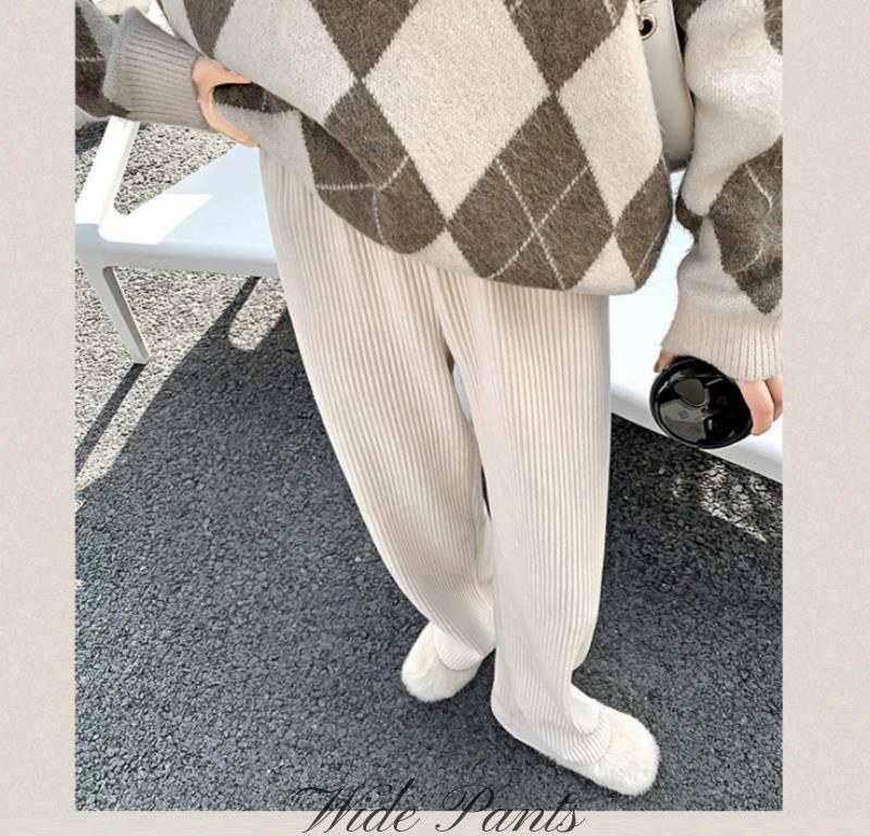 브라운·그레이 톤 청바지와 가디건 전신 코디 사진