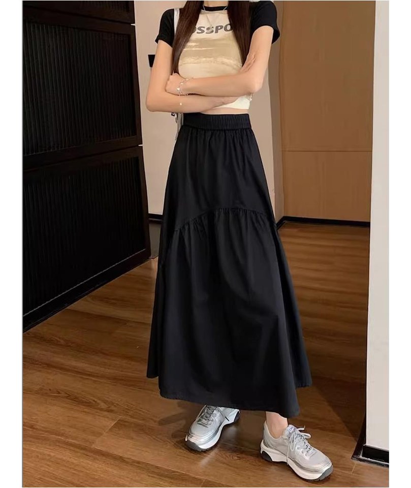 카멜·베이지 톤 롱스커트와 나시 전신 코디 사진