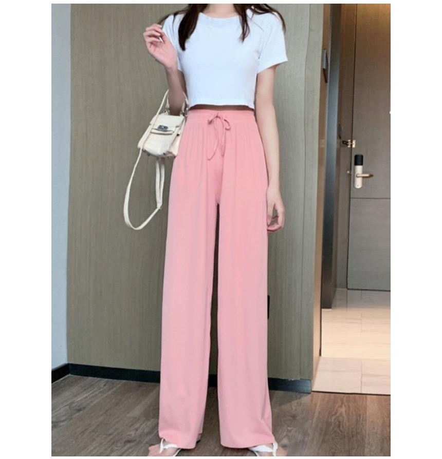 화이트·아이보리 톤 와이드팬츠와 반팔티 전신 코디 사진
