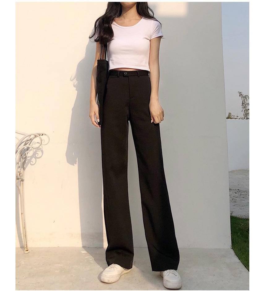 화이트·블랙 톤 슬랙스와 반팔티 전신 코디 사진