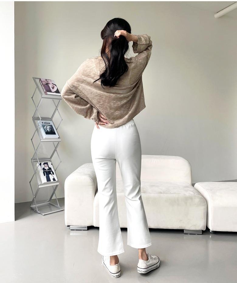 브라운·그레이 톤 셔츠와 와이드팬츠 전신 코디 사진