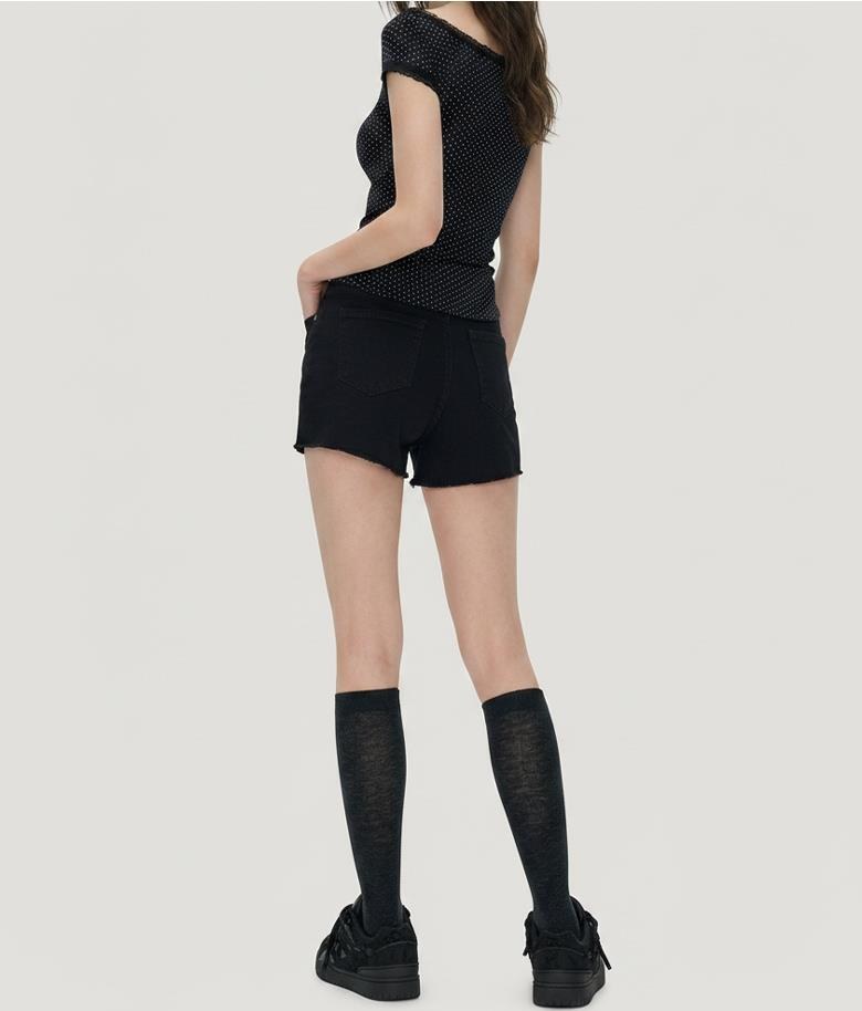 블랙·베이지 톤 반바지와 반팔티 전신 코디 사진